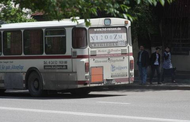 В Шымкенте пассажирка автобуса получила переломы ног из-за лопнувшего колеса