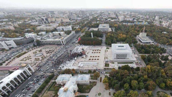 На площади Ала-Тоо в Бишкеке начались столкновения, слышна стрельба