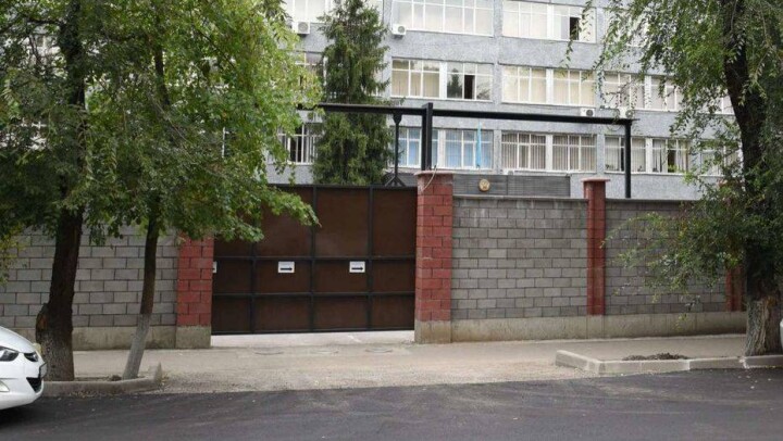 Заборы вокруг двух РУВД в Алматы начальники построили за свой счёт 