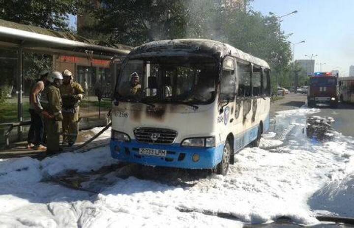 В Астане в час пик сгорел маршрутный автобус
