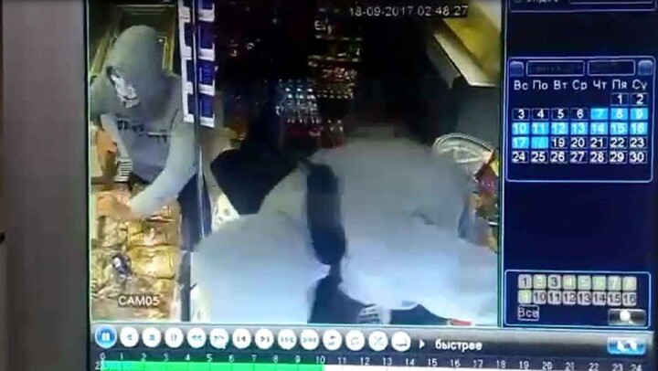 Вооружённые люди в масках Анонимуса нападают на магазины в Темиртау 