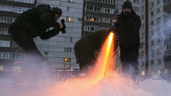 Петарда пробила окно и спалила квартиру жителя Астаны