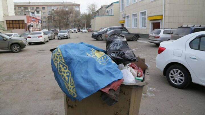 За выброшенный в мусорку флаг дворнику грозит лишение свободы