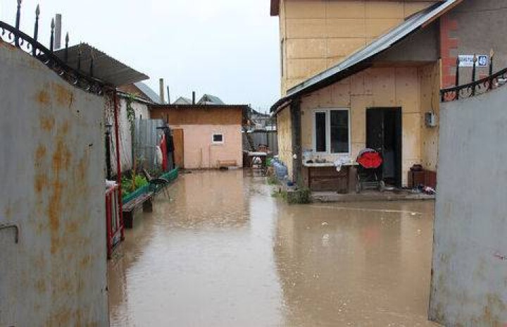 70 дворов остаются под водой из-за дождя в Алматы