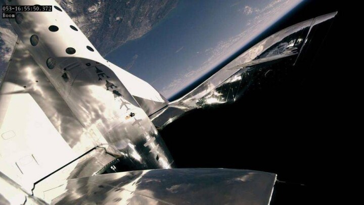 Virgin Galactic вывела пассажира на околокосмическую высоту