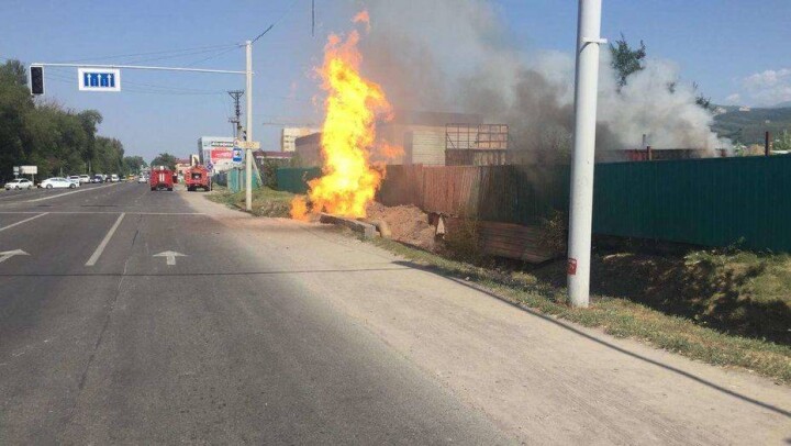 В Медеуском районе Алматы из-за порыва подземного трубопровода загорелся газ