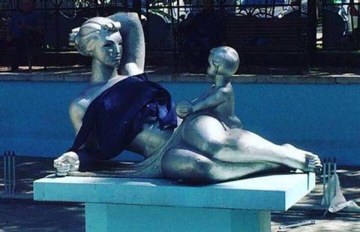 Ещё одну полуобнажённую скульптуру одели в Казахстане 