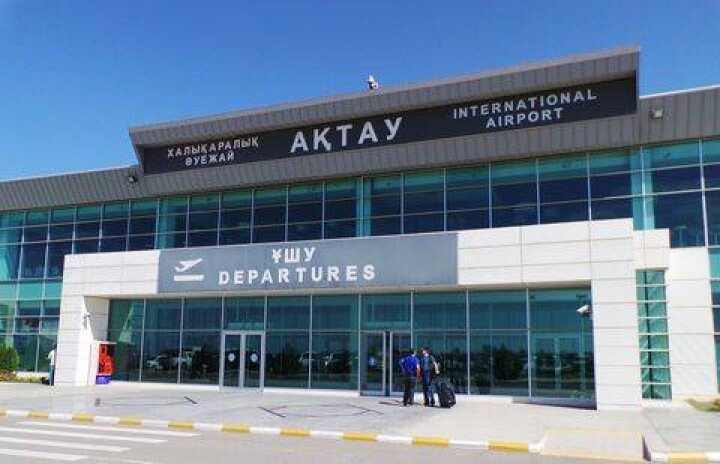 Взлётно-посадочная полоса аэропорта Актау растаяла от жары