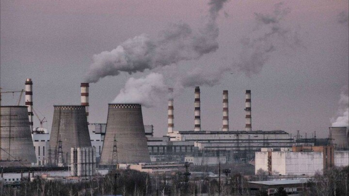 АрселорМиттал Темиртау оштрафовали после выпадения чёрного снега в городе