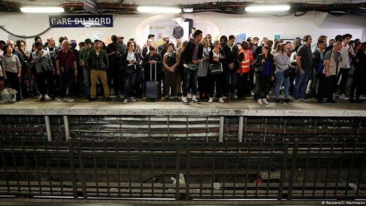 В Париже забастовка водителей парализовала движение транспорта 