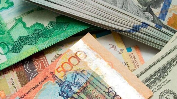 Сразу на семь тенге подешевел доллар на бирже