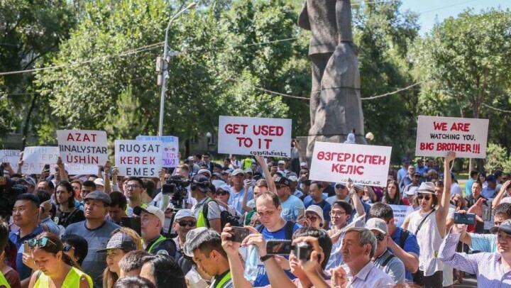 В Казахстане предлагают штрафовать родителей на 100 МРП за вовлечение детей в митинги