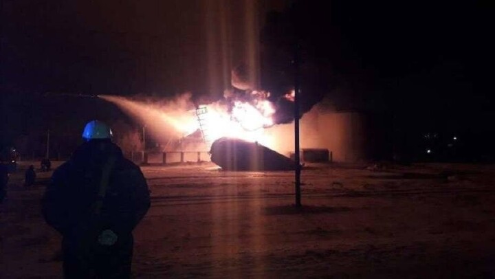 В Актюбинской области загорелся резервуар для нефтяных отходов 