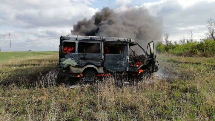 Одиннадцать детей спасли из горящего микроавтобуса североказахстанские полицейские