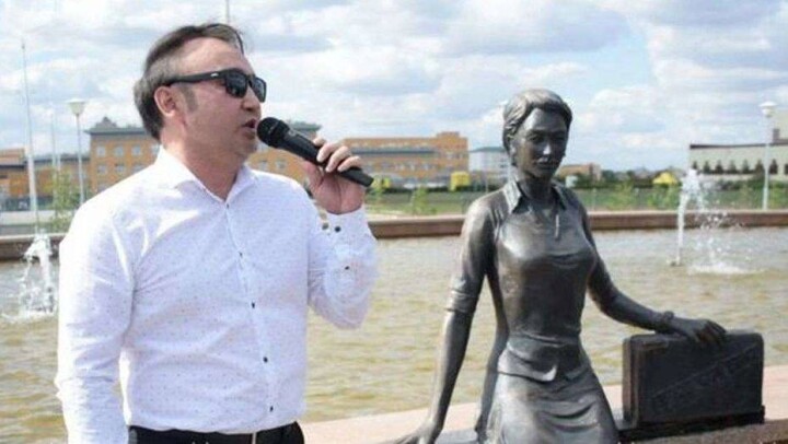 В Уральске установили скульптуру Джулии в память о Батырхане Шукенове