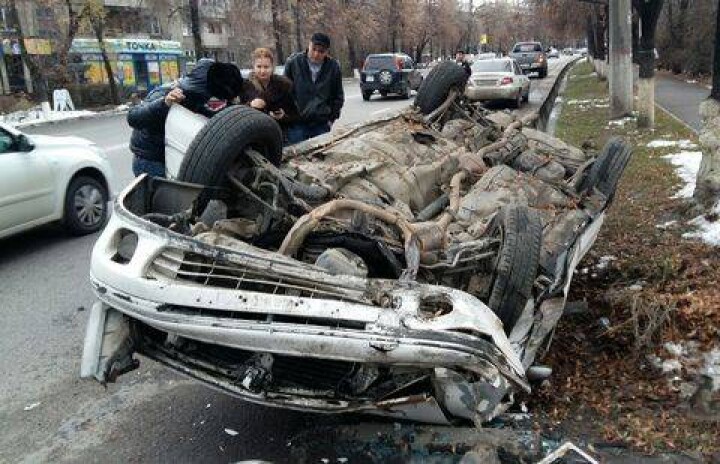  В Алматы водитель опрокинул автомобиль и скрылся с места ДТП 