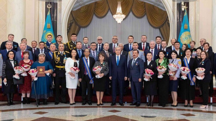 Токаев присвоил звание "Қазақстанның Еңбек Ері" исполнительному директору АМТ и машинисту разреза "Восточный" ЕЭК