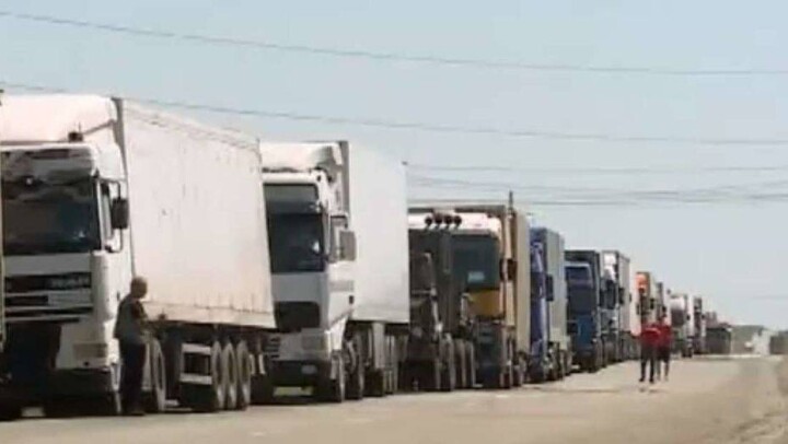 Километровая очередь из фур образовалась в Костанайской области на границе с Россией