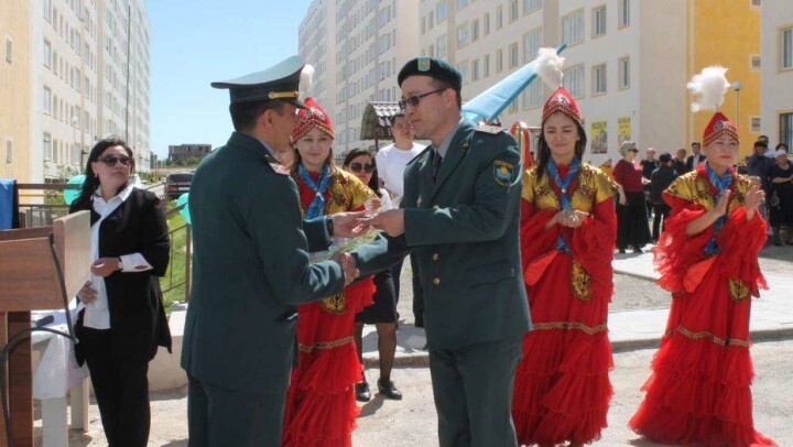 В Шымкенте офицеры воинской части получили квартиры по программе "Нурлы жер"