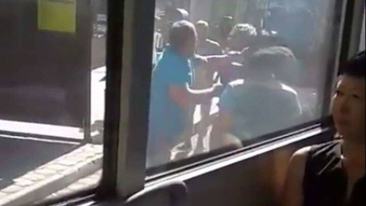 Видео с новой дракой водителей автобусов сняла жительница Караганды