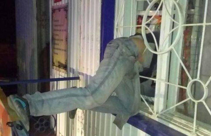 В Уральске в оконном проёме застрял мужчина