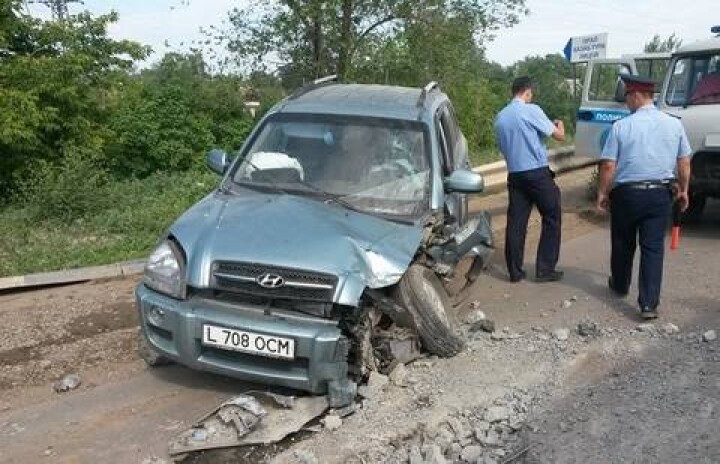В Уральске автомобиль раздавило железобетонной плитой