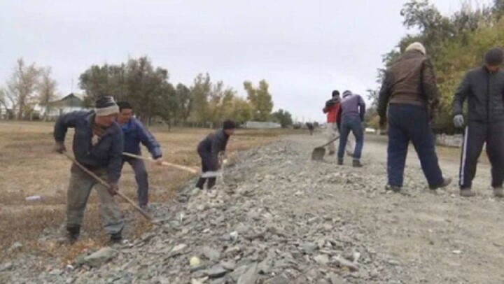 Сельчане в Карагандинской области сами отремонтировали 25 км дороги 