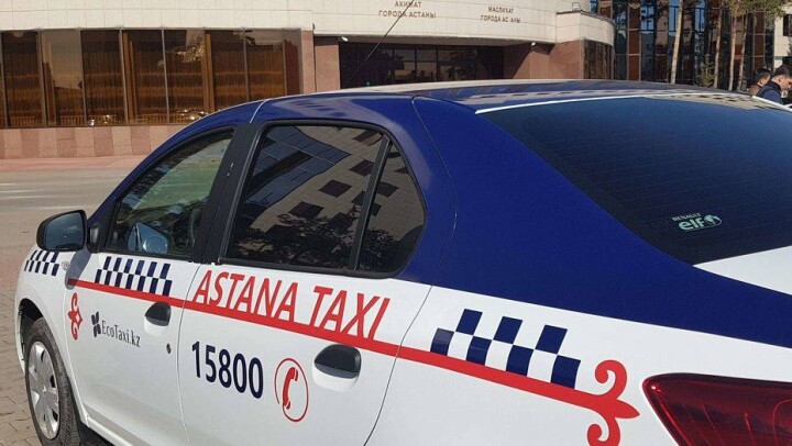 Astana Taxi отстранила от работы водителя, обслуживавшего сразу нескольких клиентов