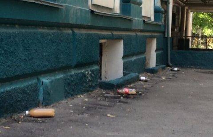 Полицейские выяснят, кто облил нечистотами здание в Алматы