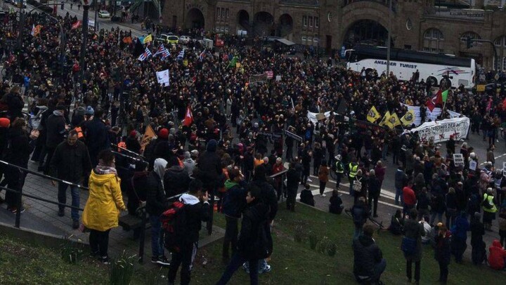 Тысячи жителей Гамбурга устроили митинг в поддержку беженцев