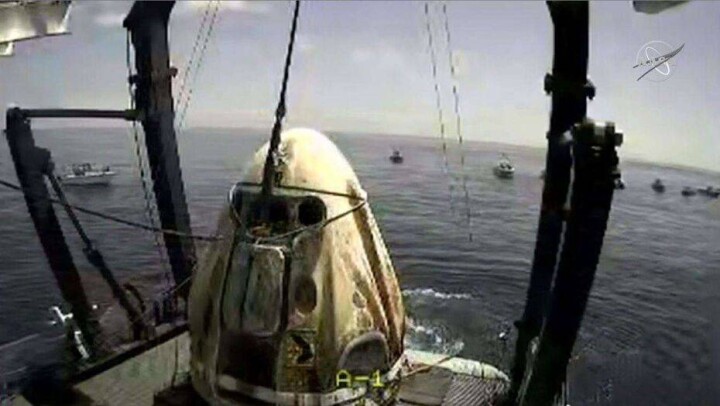 Корабль Crew Dragon с астронавтами на борту успешно совершил посадку на воду в Мексиканском заливе