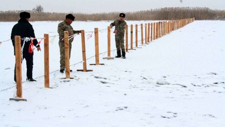 В Атырау реку Урал огородили колючей проволокой