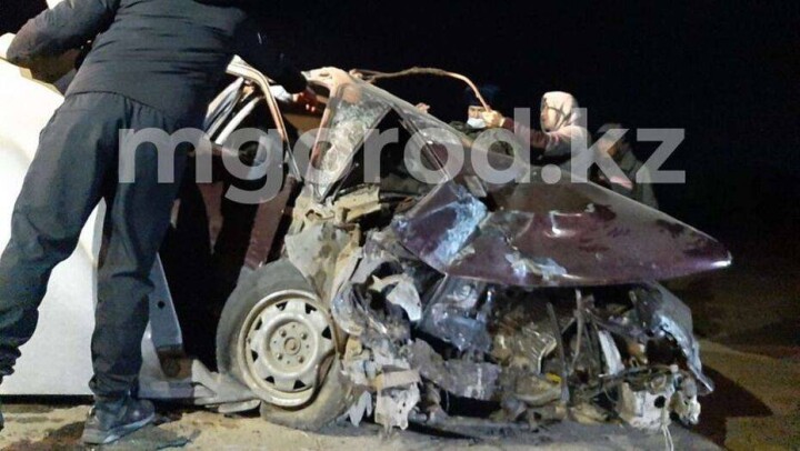 В ЗКО пограничники на автомобиле врезались в асфальтоукладчик, один человек погиб