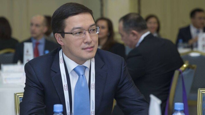 Акишев объяснил, что инфляция происходит, потому что население само ждёт роста цен