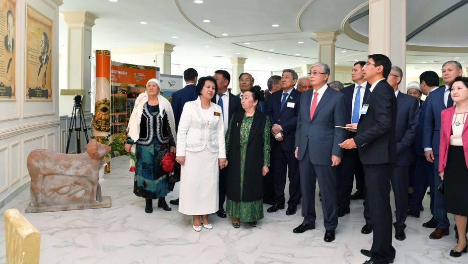 Токаев посетил в Актау культурный центр имени Абиша Кекилбайулы