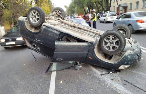  Водитель перевернувшегося автомобиля госпитализирован с травмами в Алматы