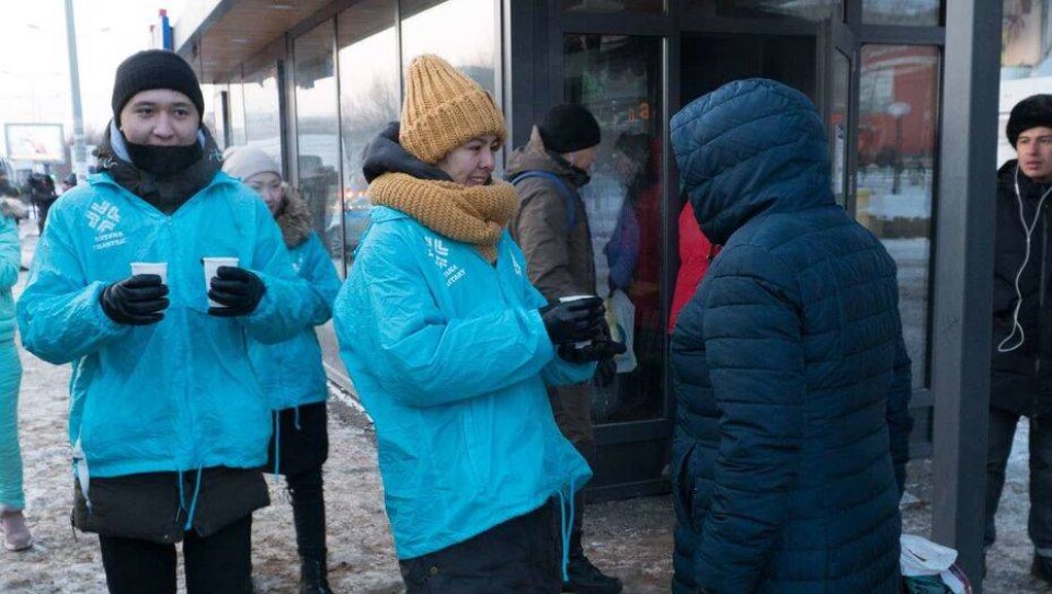 Столичные волонтёры согревают горожан горячим чаем