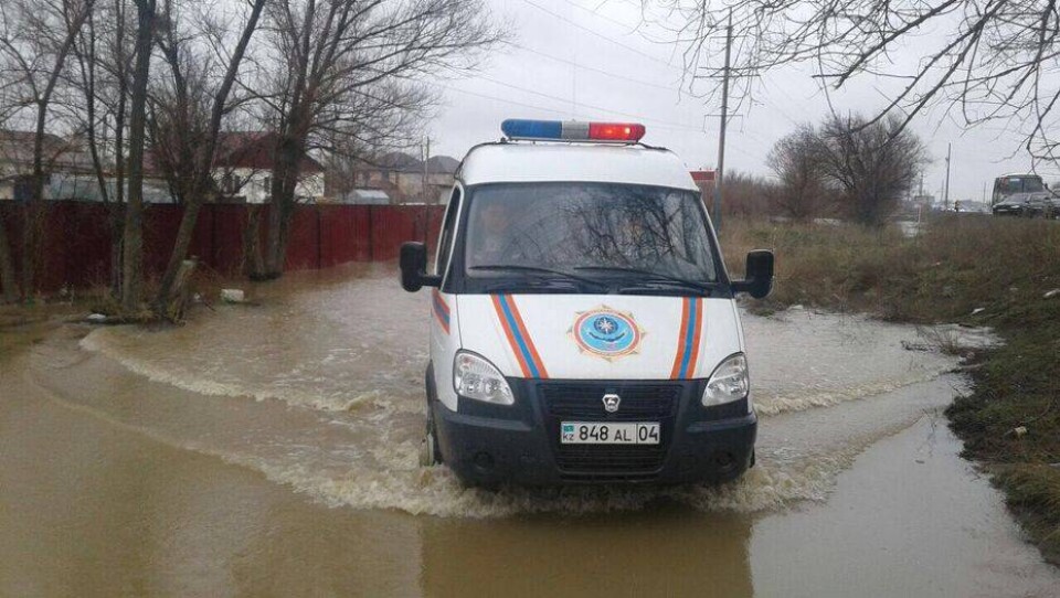 Из-за паводка ограничено движение на республиканских трассах в трёх областях Казахстана