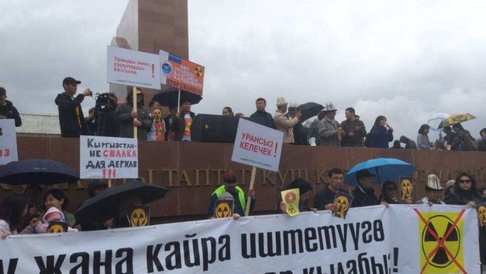 В Бишкеке около 300 человек вышли на акцию протеста против добычи урана в Кыргызстане