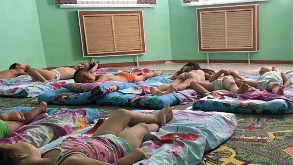 Блохи, скудная еда и отсутствие мебели в садике возмутили родителей Актобе