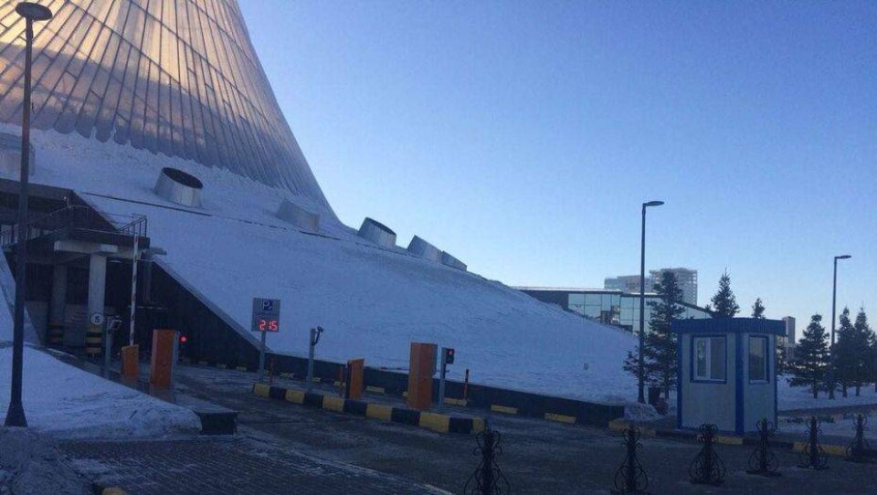 Ворота паркинга в ТРЦ "Хан Шатыр" не смогли открыть из-за сильного мороза