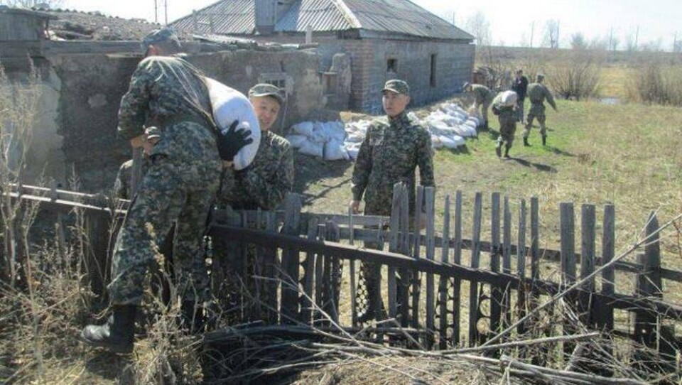 Бойцы Нацгвардии спасли от паводков посёлок в Павлодарской области 