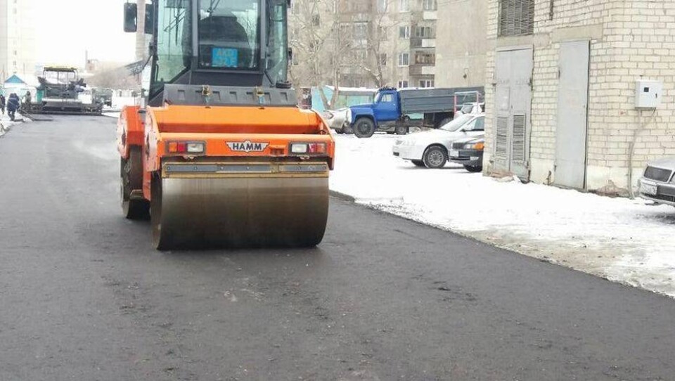 Коммунальщики Семея возмутили горожан укладкой асфальта во время снегопада