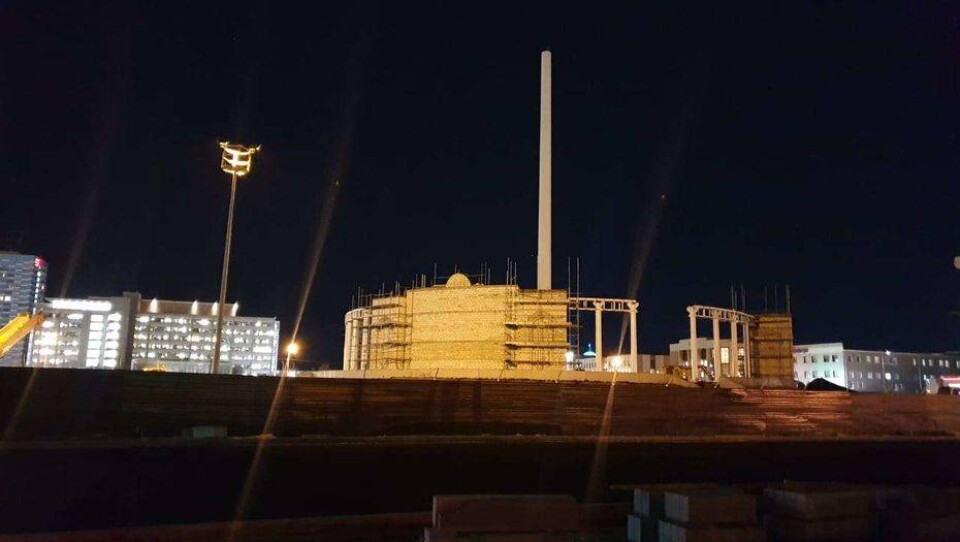 В Атырау от сильного ветра упала секция недостроенного флагштока