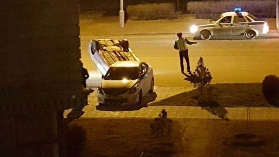 Автомобиль перевернулся после наезда на канализационный люк в Актау