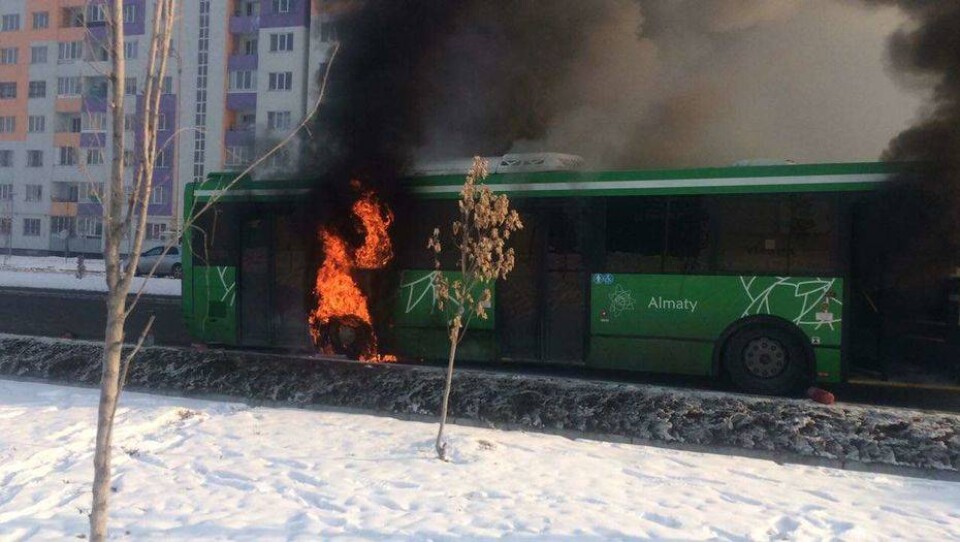 Пассажирский автобус сгорел в Алматы: в автопарке начали проверку