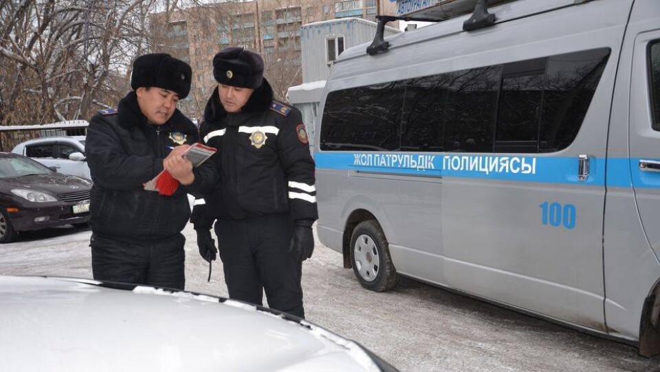 Как работать без жезла ночью, показал алматинский регулировщик