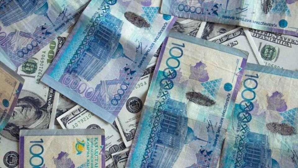 Тенге после восьми дней роста на бирже снова теряет в стоимости