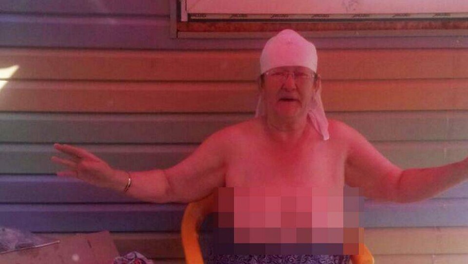 В Алматы 60-летняя пенсионерка оголила грудь и вышла на улицу в знак протеста