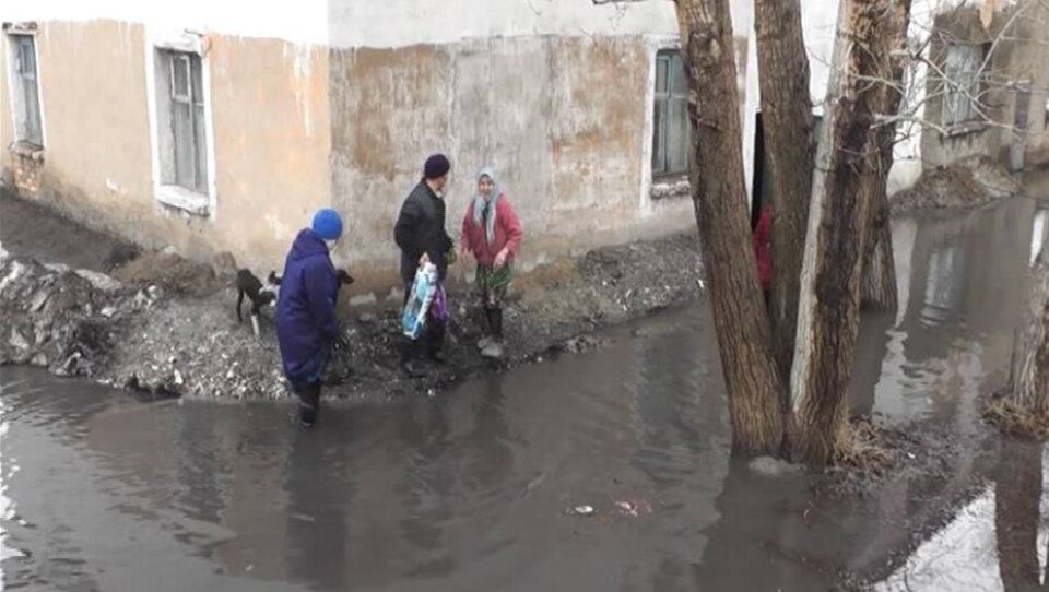 Жители Кокпекты не могут выйти на улицу из-за потопа